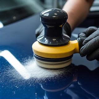 Poliermaschine arbeitet auf einer Motorhaube
